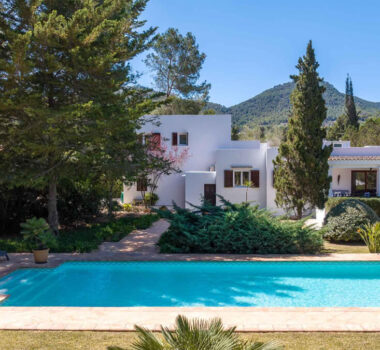 Villa con piscina vallada en Ibiza