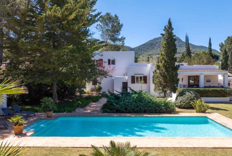 Villa con piscina vallada en Ibiza