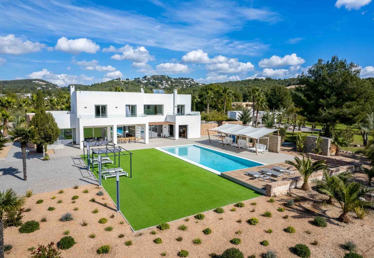 Blick auf die Villa Romulus mit ihrem Terrassenbereich und privaten Pools.