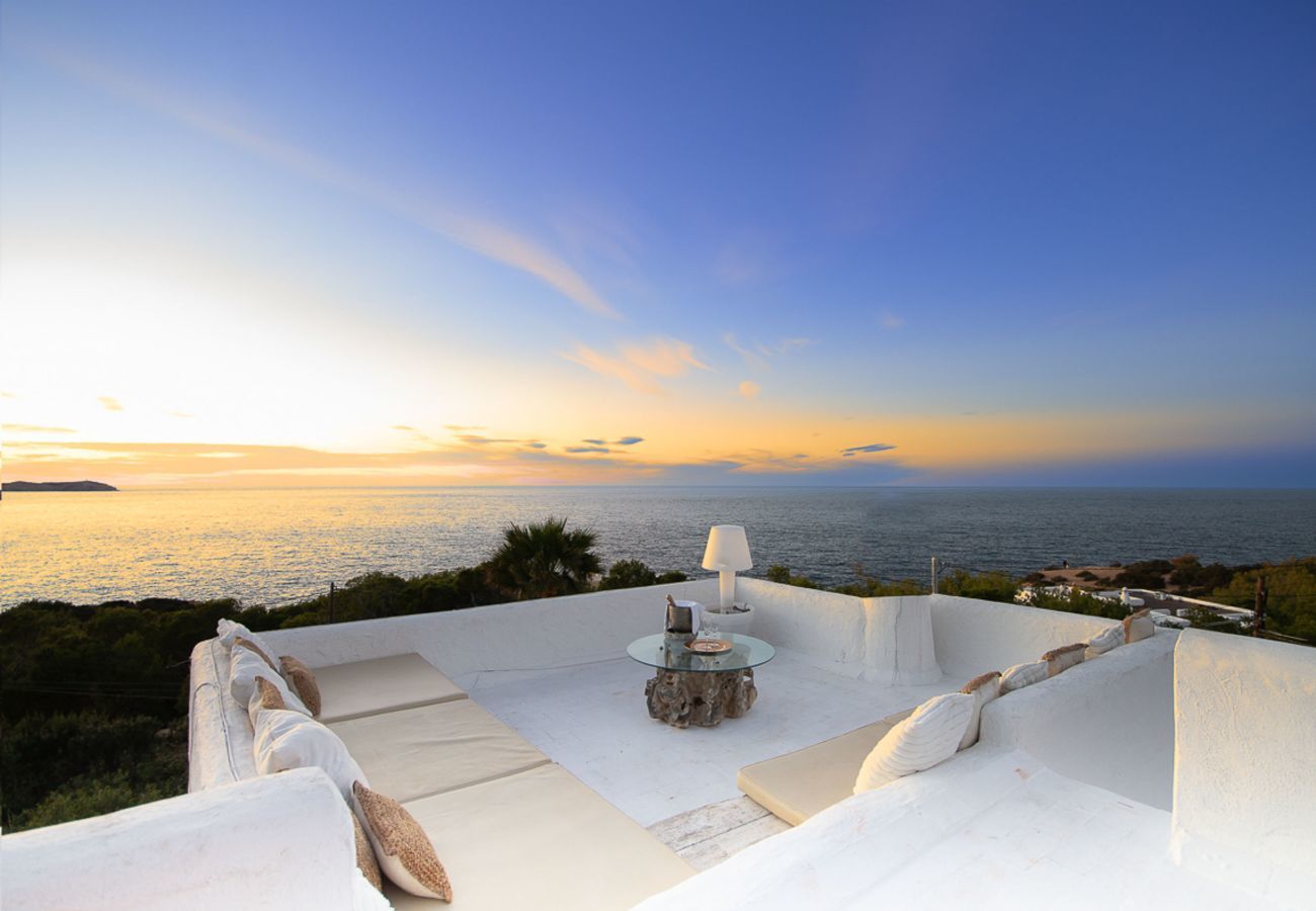 Blick von der Terrasse der Villa Salty mit dem Meer von Ibiza im Hintergrund