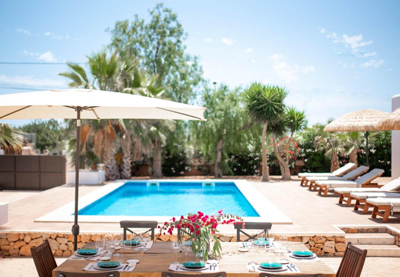 Vistas de la piscina y terraza de la Villa Ly de Ibiza