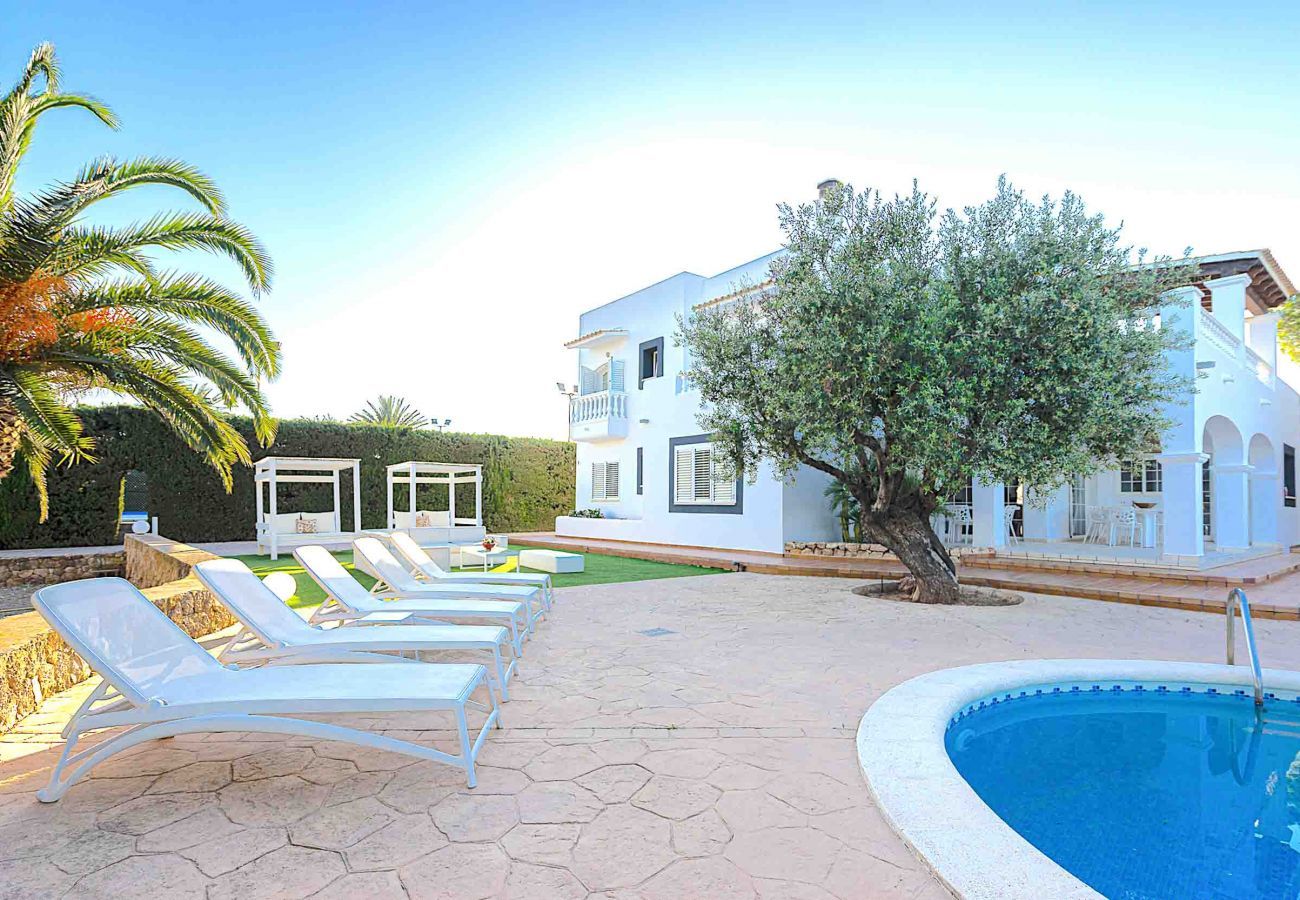 Exterior de Villa Salines en Sant Jordi con su terraza con piscina