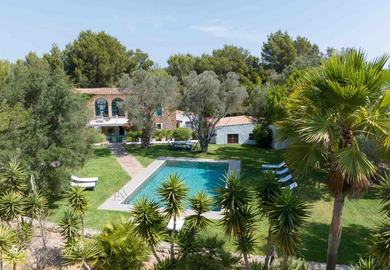 Vistas del jardín y la piscina de la Villa Can Giotto