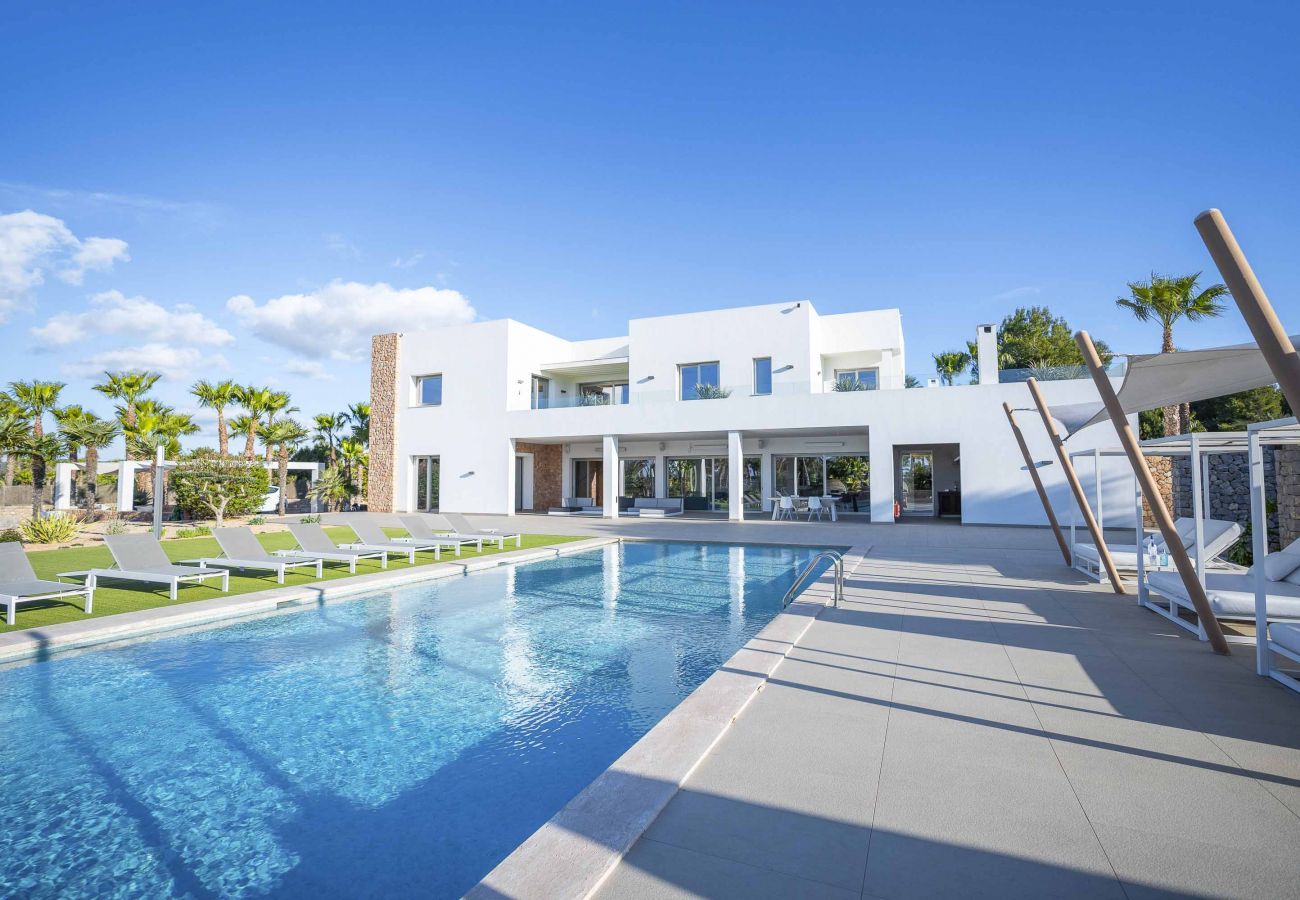 Amplia piscina y exterior de la casa de lujo en Jesús Ibiza