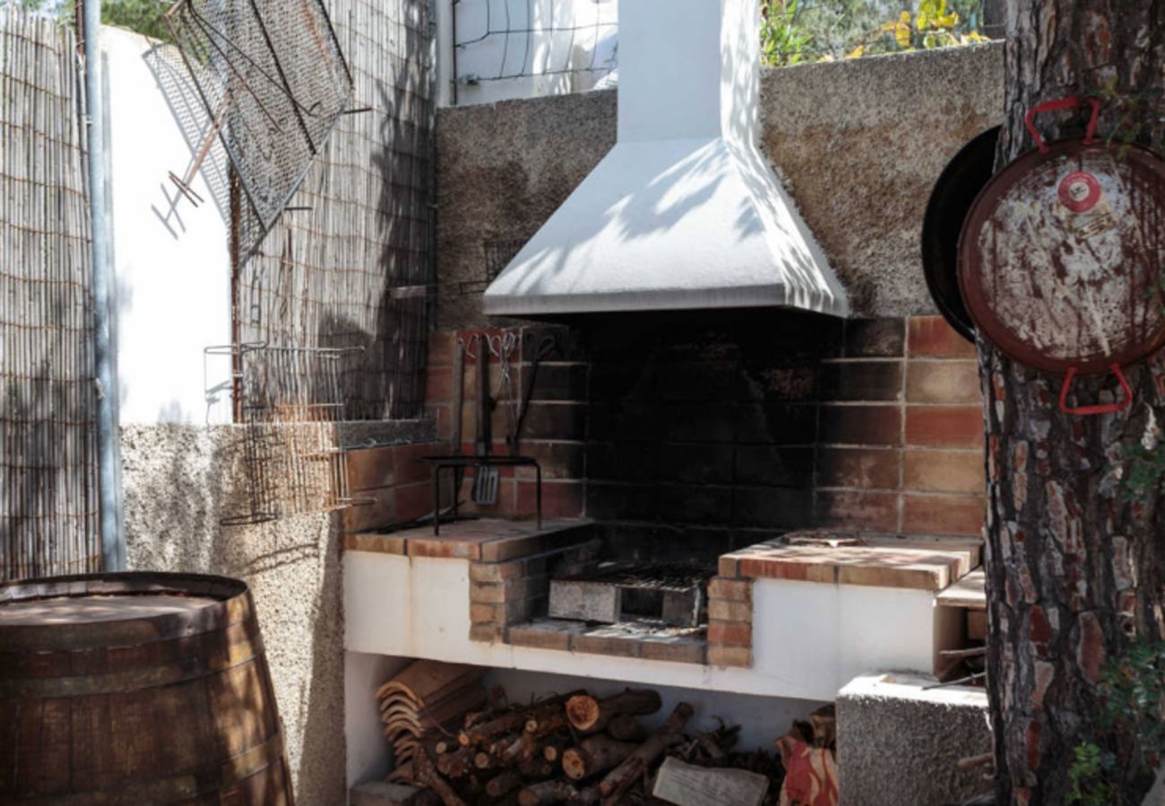 Barbecue dans le jardin à Casa Mar | Eivillas