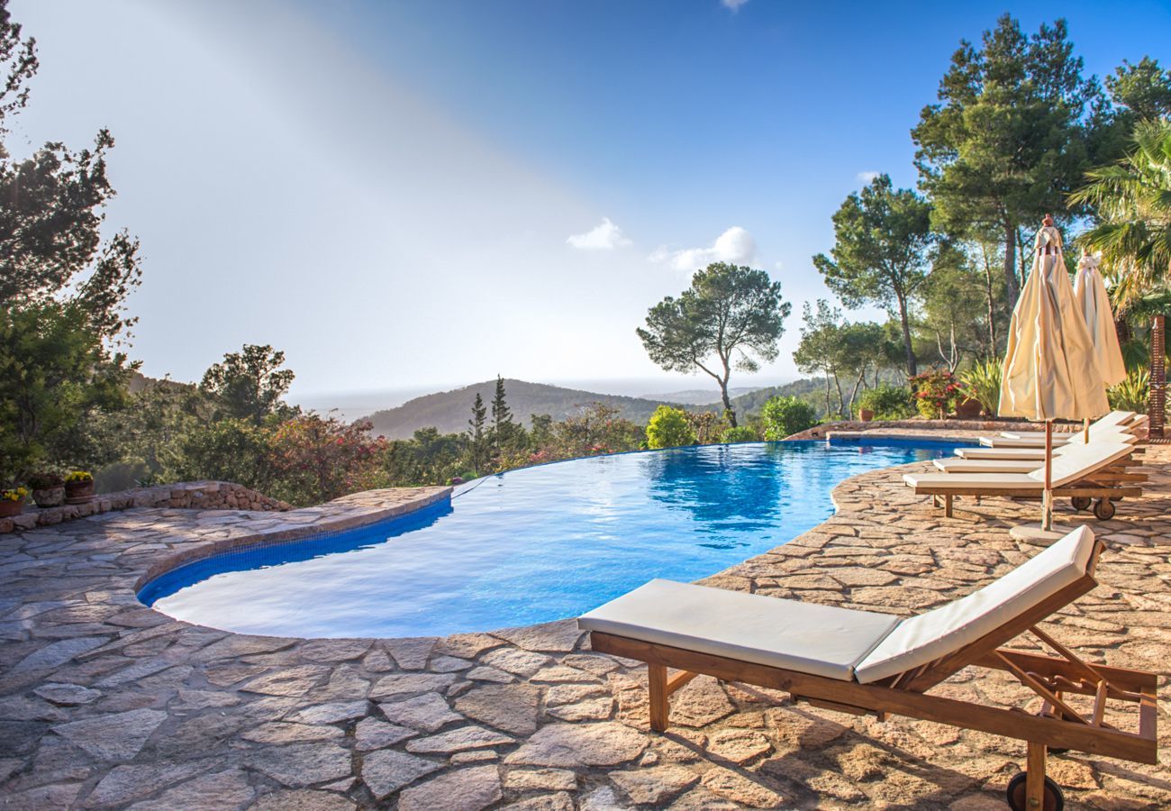 Vues depuis la piscine de la villa Eternity à Ibiza