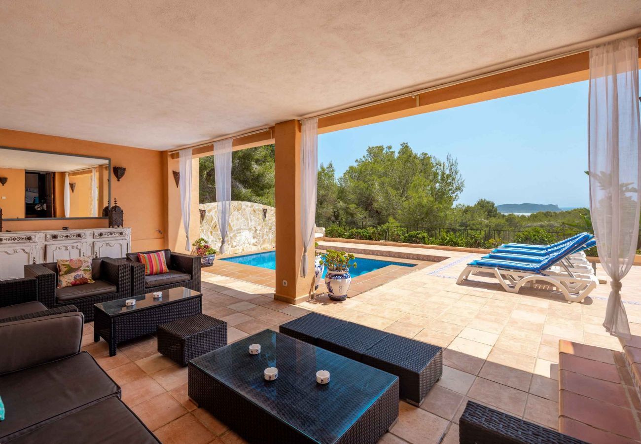 Élégant porche de la Casa Capricho à Ibiza, idéal pour se détendre | Eivillas