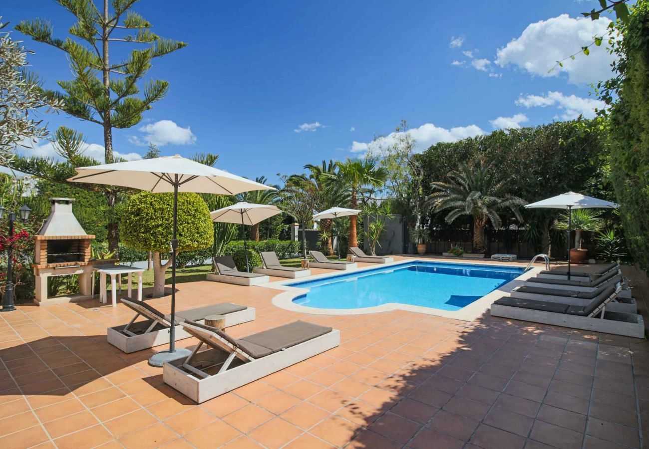 Piscine privée à la villa Wicker, idéale pour des vacances à Ibiza