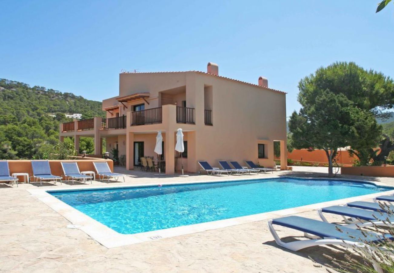 Piscine privée et environnement naturel de la Villa Des Baladares