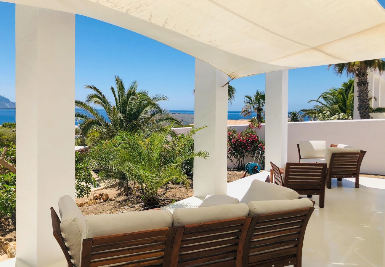 Terrasse couverte avec vue sur Cala Conta