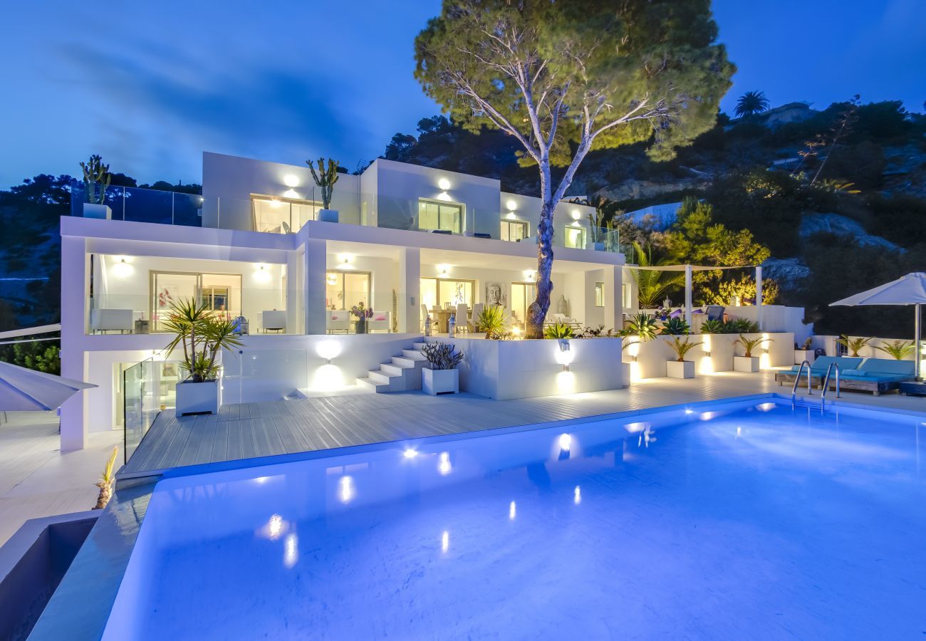 Villa Big Blue à Ibiza avec piscine illuminée la nuit