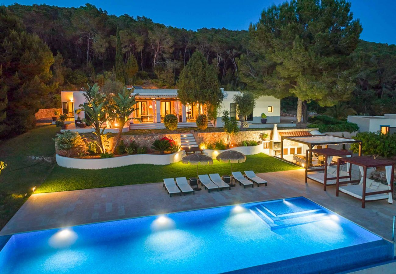 Views of Villa Sabrosa, its private pool, and natural surroundings