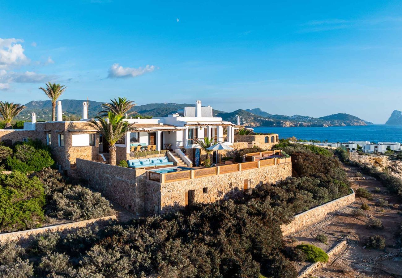 Views of Villa Sus Amores with the sea in the background.